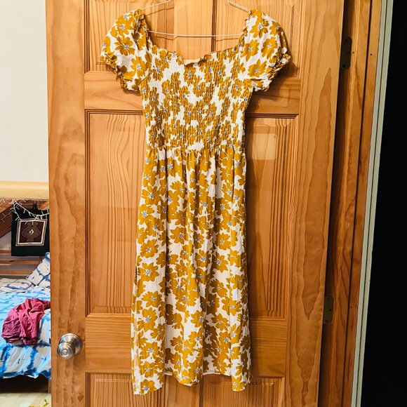 Gold and White floral patterned sun dress with poofy sleeves, size M - Picture 6 of 11